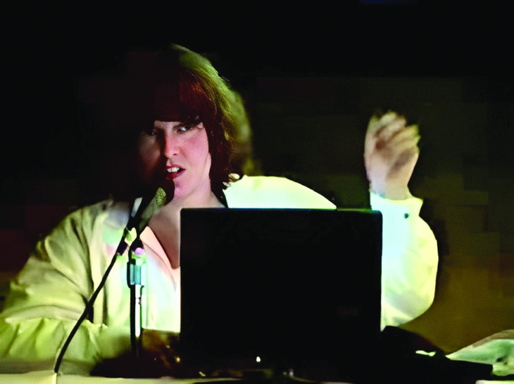 Sarah Gordon phát biểu về những kẻ viết virus máy tính tại hội nghị bảo mật DEF CON lần 8 năm 2000. Ảnh chụp màn hình YouTube
