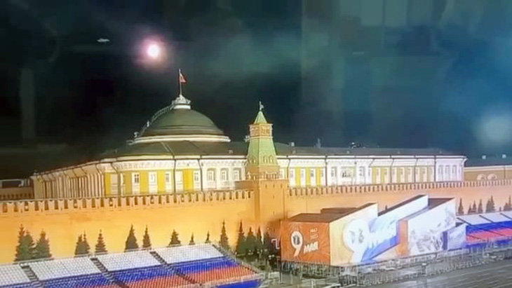 Hình ảnh một vật thể bay phát nổ gần mái vòm ở Điện Kremlin - Ảnh: Reuters
