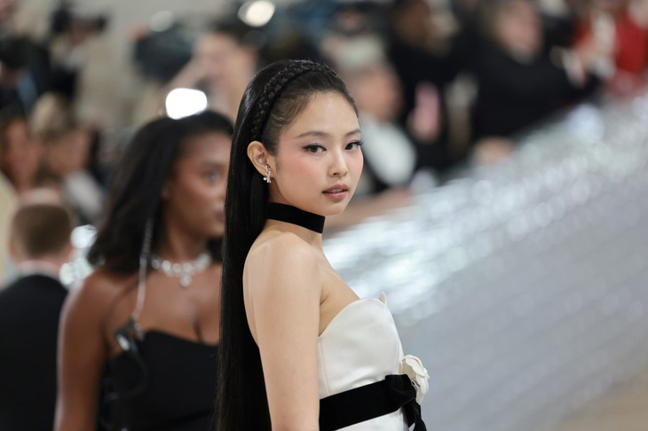 Nữ thần tượng K-Pop Jennie (thành viên nhóm BlackPink) nổi bật trên thảm đỏ Met Gala 2023 - Ảnh: AFP