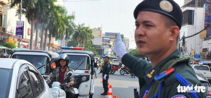 Cảnh sát Campuchia điều tiết giao thông trước trận đấu trên sân Olympic ở  Phnom Penh  - Ảnh TIẾN TRÌNH