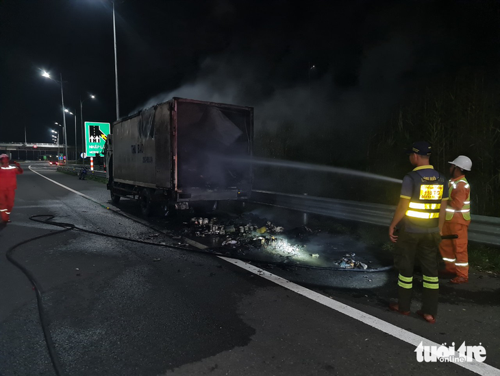 Chiếc xe tải bị cháy - Ảnh: HOÀI ANH