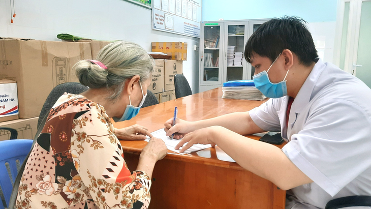 Người dân đi đăng ký tiêm vắc xin COVID-19 tại Trạm y tế phường Trường Thọ (TP Thủ Đức) - Ảnh: T.H.