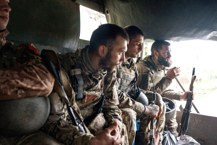 Quân nhân Ukraine ngồi trên xe quân sự ở gần thành phố Bakhmut (vùng Donetsk) vào ngày 30-4- Ảnh: AFP