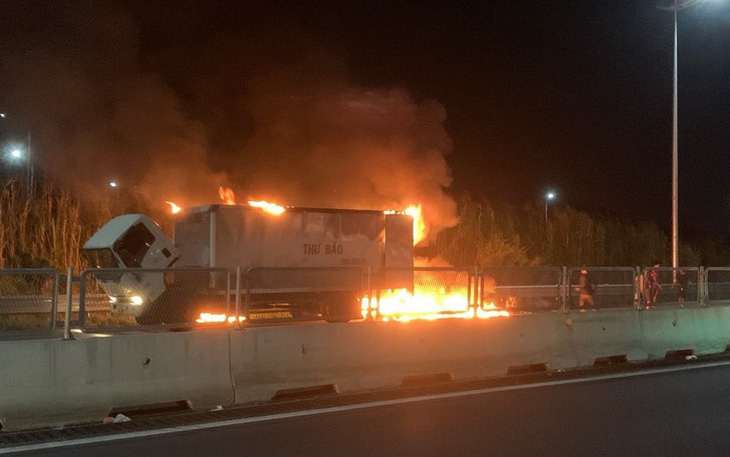 Cháy xe tải chở hàng chuyển phát nhanh trên cao tốc Trung Lương - Mỹ Thuận