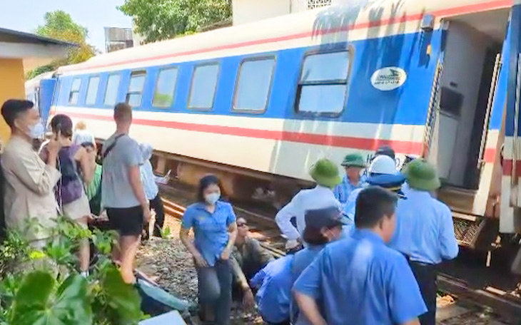 Tàu trật bánh khi vừa rời ga Huế, hành khách hoảng loạn