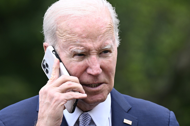 Tổng thống Mỹ Joe Biden nói chuyện điện thoại tại sự kiện Tuần lễ Doanh nghiệp nhỏ quốc gia được tổ chức tại Nhà Trắng hôm 1-5 - Ảnh: AFP