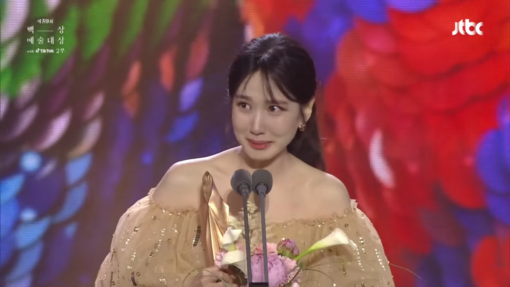 Park Eun Bin nghẹn ngào bày tỏ cảm xúc khi nhận giải Daesang - giải thưởng được ví như Oscar Hàn Quốc 