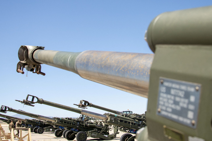 Lựu pháo 155mm M777 của quân đội Mỹ đang tập kết chờ vận chuyển đến Ukraine hôm 22-4 - Ảnh: REUTERS
