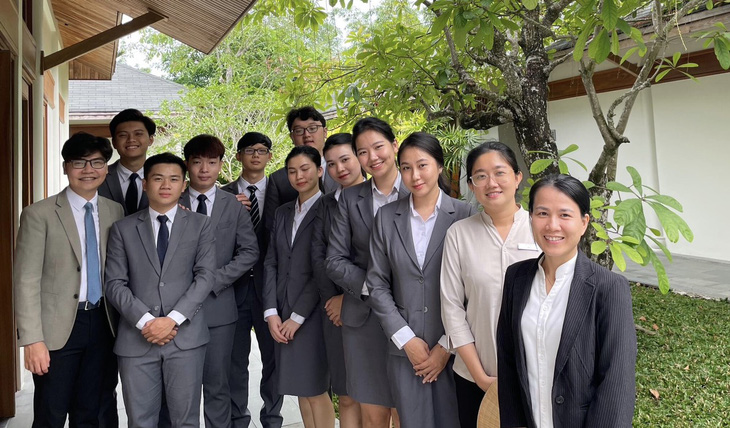 Sinh viên chương trình Hoa Sen Elite Đại học Hoa Sen trải nghiệm thực tế tại khách sạn - Ảnh: HSU
