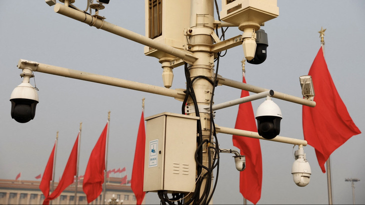 Camera an ninh được lắp nhìn ra Quảng trường Thiên An Môn ở Bắc Kinh, Trung Quốc -  Ảnh: Reuters