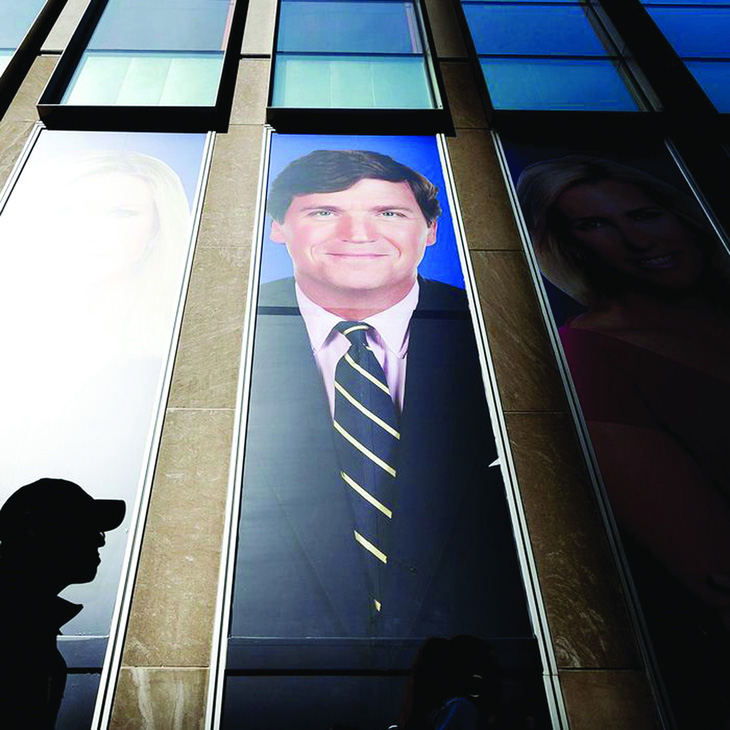 Trước ngày 24-4, chân dung của Tucker Carlson treo bên ngoài văn phòng Fox News. Ảnh: EPA