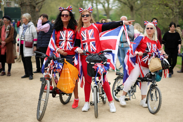 Người hâm mộ hoàng gia chờ đợi trước Lễ đăng quang của Vua Charles và Hoàng hậu Camilla ở London, Anh ngày 4-5 - Ảnh: REUTERS