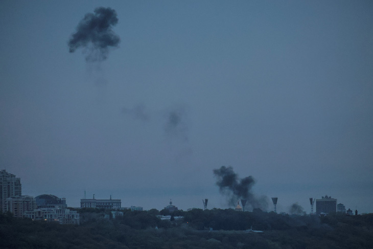 Khói bốc lên tại Kiev sau khi phần còn lại của một máy bay không người lái bị bắn hạ rơi xuống đất ngày 4-5 - Ảnh: REUTERS