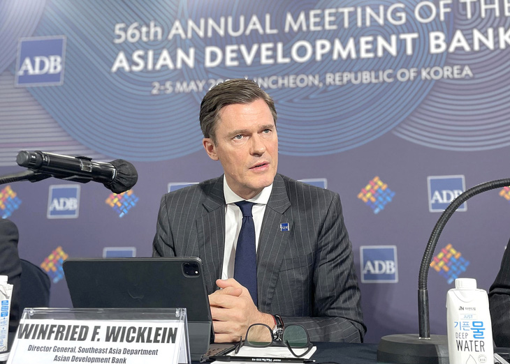 Tổng giám đốc phụ trách Đông Nam Á của ADB Winfried F. Wicklein trao đổi với báo chí ở Incheon (Hàn Quốc) vào ngày 5-5 - Ảnh: NHẬT ĐĂNG