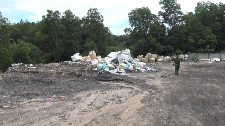Bắt giám đốc công ty môi trường chôn 25.000 tấn chất thải trái phép - Ảnh 4.