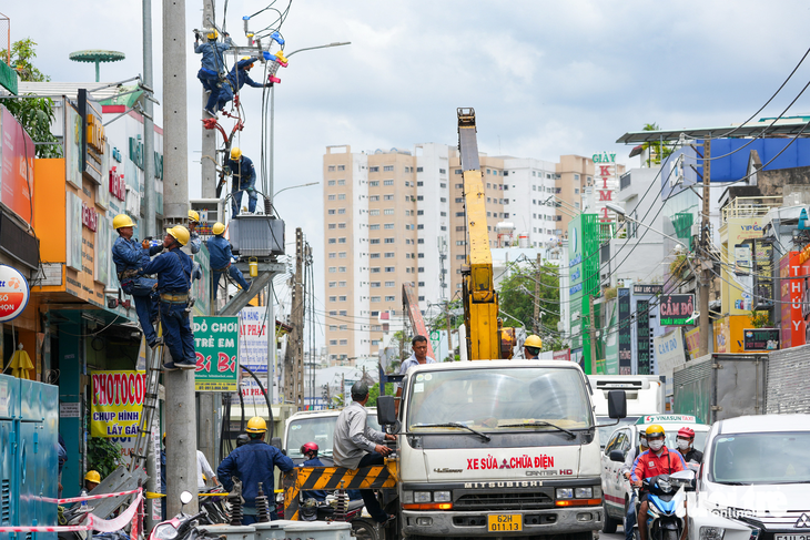 Nhằm ổn định nguồn điện trong sinh hoạt, sản xuất điện lực TP.HCM tăng cường đầu tư nâng cấp hệ thống điện trên đường Lạc Long Quân (quận 11) - Ảnh: HỮU HẠNH