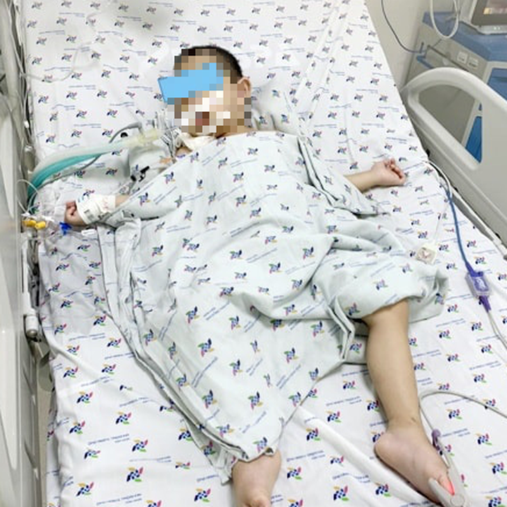 Trẻ ngạt nước được điều trị tại Bệnh viện Nhi đồng thành phố (TP.HCM) - Ảnh: Bác sĩ cung cấp