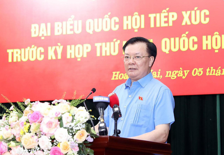 Bí thư Thành ủy Hà Nội Đinh Tiến Dũng báo cáo trong buổi tiếp xúc cử tri sáng 5-5 - Ảnh: VIẾT THÀNH