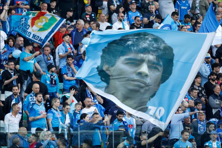 CĐV Napoli mang hình huyền thoại Maradona đến sân - Ảnh: Getty Images