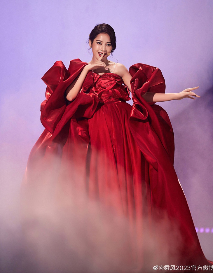 Sân khấu solo ‘Đóa hoa hồng’ với màn biến đổi trang phục gây sốt, đạt thứ hạng cao của Chi Pu ngay tập đầu tiên