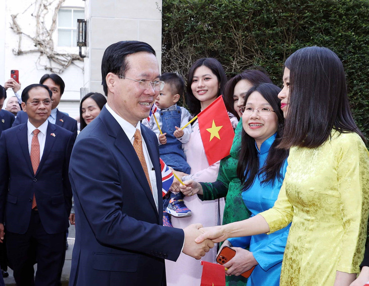Trong chương trình dự Lễ đăng quang của Nhà vua Anh Charles III và Hoàng hậu Camilla, chiều 4-5 (giờ địa phương), tại London, Chủ tịch nước Võ Văn Thưởng gặp gỡ, nói chuyện thân mật với cán bộ, nhân viên Đại sứ quán và đại diện cộng đồng người Việt Nam tại Anh - Ảnh: TTXVN