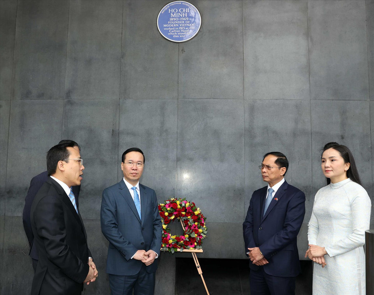 Chủ tịch nước Võ Văn Thưởng đặt hoa tại biển tưởng niệm Bác Hồ ở thủ đô London - Ảnh 2.