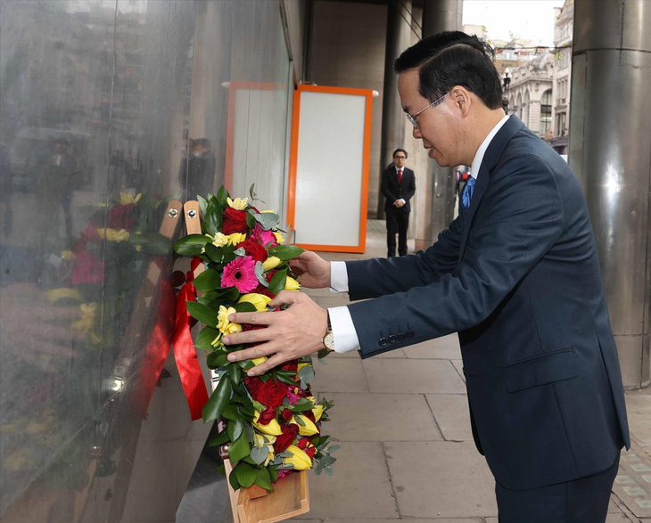 Chủ tịch nước Võ Văn Thưởng đặt hoa tại biển tưởng niệm Bác Hồ ở thủ đô London - Ảnh 1.