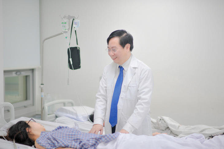 PGS.TS Nguyễn Anh Tuấn thăm khám cho bệnh nhân - Ảnh: HÀ LINH