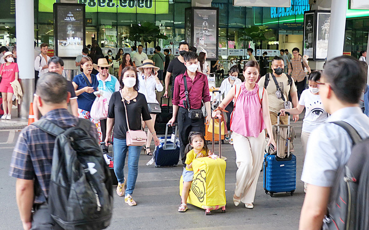 Hành khách du lịch nghỉ dưỡng trong dịp lễ 30-4 tại sân bay Tân Sơn Nhất  - Ảnh: T.T.D.