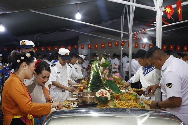 Buổi giao lưu trên tàu 015 - Trần Hưng Đạo trở thành buổi tiệc kết nối những người yêu văn hóa và ẩm thực Việt Nam - Ảnh: Báo Hải quân Việt Nam