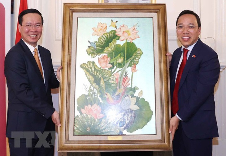 Chủ tịch nước Võ Văn Thưởng tặng quà lưu niệm cho Đại sứ quán Việt Nam tại Anh - Ảnh: TTXVN