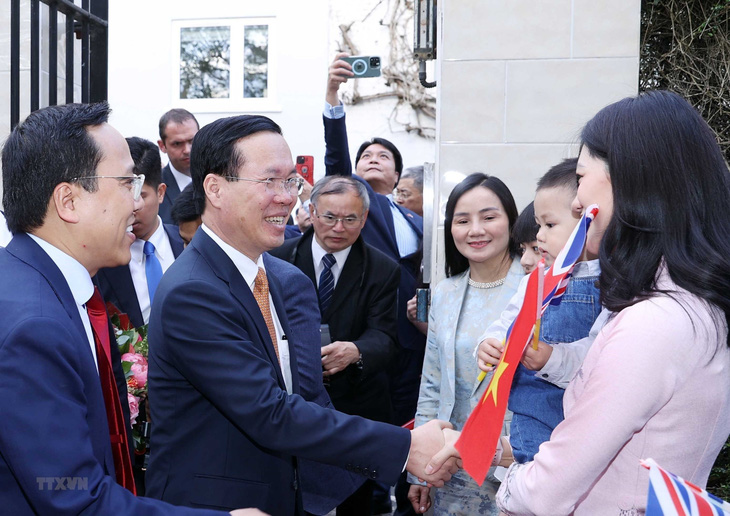 Chủ tịch nước Võ Văn Thưởng với cán bộ, nhân viên Đại sứ quán và đại diện cộng đồng người Việt Nam tại Anh - Ảnh: TTXVN