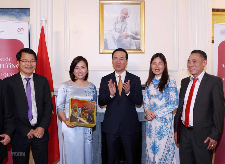 Chủ tịch nước Võ Văn Thưởng tặng quà lưu niệm cho Hội người Việt Nam tại Anh - Ảnh: TTXVN