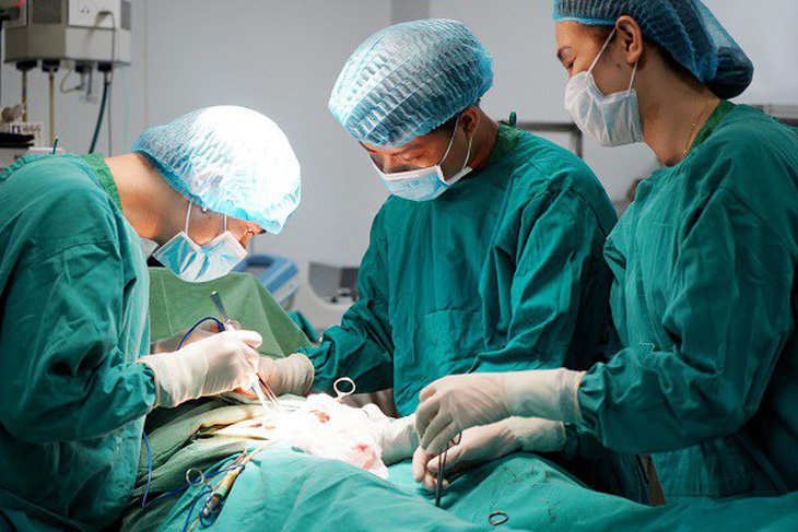 Các bác sĩ thực hiện phẫu thuật cho bệnh nhân gặp bệnh lý nam khoa - Ảnh minh họa