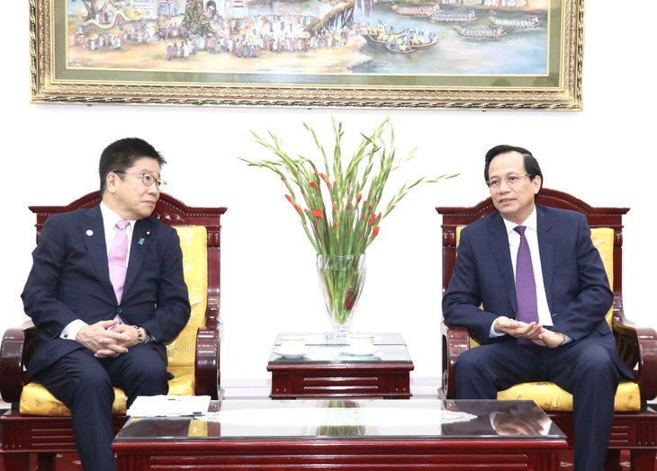 Bộ trưởng Đào Ngọc Dung (phải) trao đổi với Bộ trưởng Y tế, Lao động và Phúc lợi xã hội Nhật Bản Kato Katsunobu - Ảnh: CHÍ TÂM