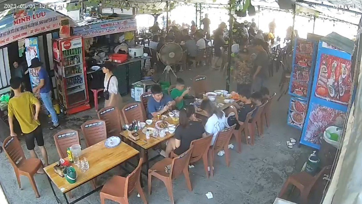 Hình ảnh đoàn khách tại quán Minh Lưu - Ảnh chụp màn hình camera