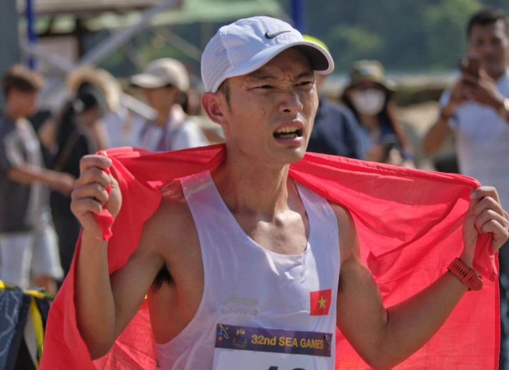 SEA Games 32: Lê Thị Tuyết đoạt huy chương bạc marathon - Ảnh 2. Hoàng Nguyên Thanh đã về đích thứ ba để đoạt HCĐ - Ảnh: NAM TRẦN