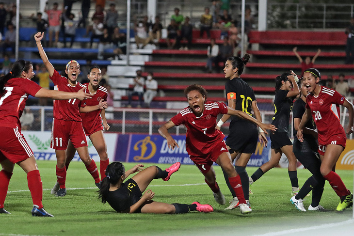 Tuyển nữ Philippines lên nhì bảng nhờ bàn thắng phút bù giờ - Ảnh 2.