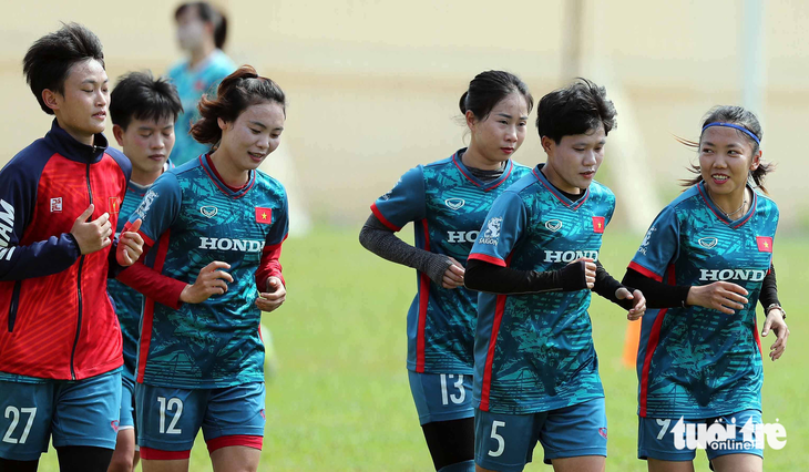 Huỳnh Như (bìa phải), điểm tựa quan trọng cho tuyển nữ Việt Nam trước trận đấu quyết định với Myanmar - Ảnh: N.K