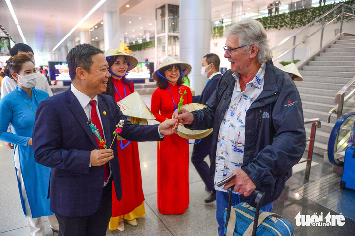 Ông Dương Anh Đức - phó chủ tịch UBND TP.HCM - tặng tò he cho du khách tới TP.HCM sáng 1-1-2023 - Ảnh: QUANG ĐỊNH