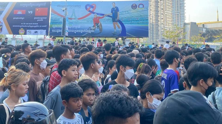 Biển người Campuchia xếp hàng từ 3 giờ sáng nhận vé xem đá bóng - Ảnh 3.