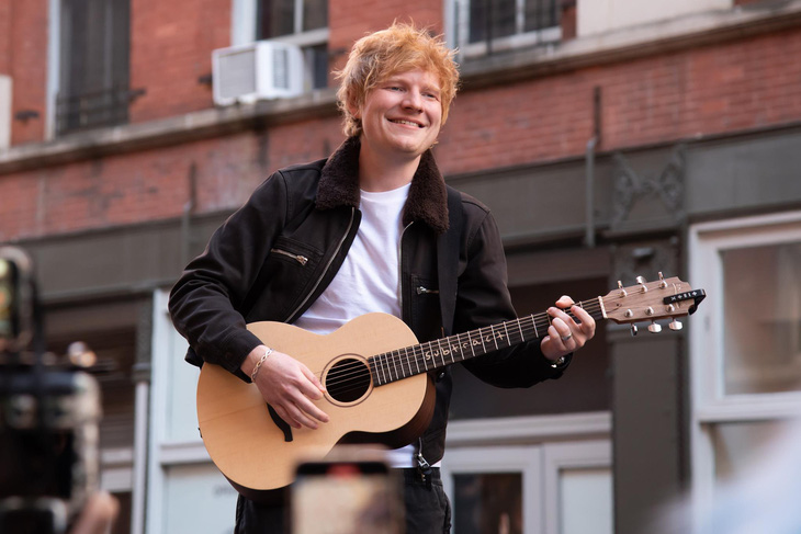 Ed Sheeran và fan ăn mừng thắng kiện trên đường phố New York - Ảnh 3.