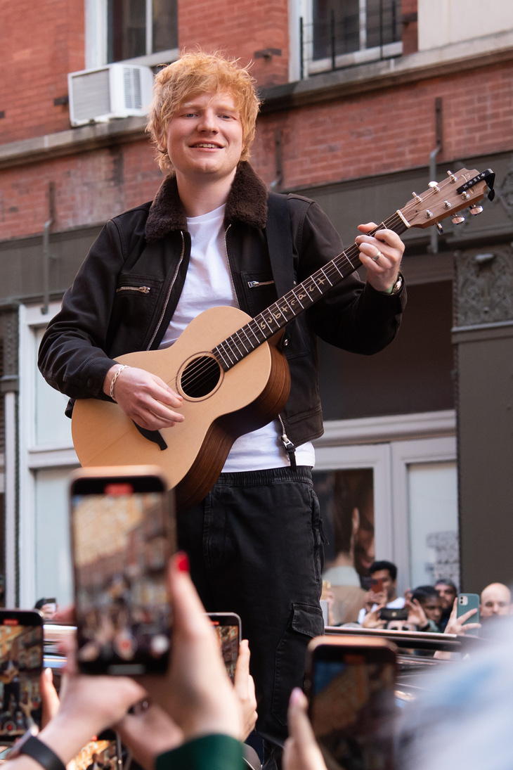 Ed Sheeran và fan ăn mừng thắng kiện trên đường phố New York - Ảnh 4.