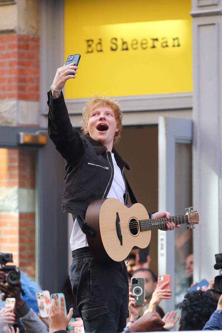 Ed Sheeran và fan ăn mừng thắng kiện trên đường phố New York - Ảnh 1.