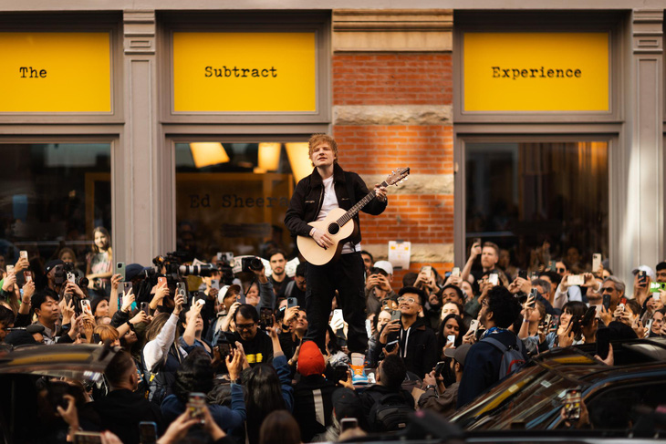 Ed Sheeran biểu diễn giữa đường phố ăn mừng thắng vụ kiện bản quyền - Ảnh: BBC