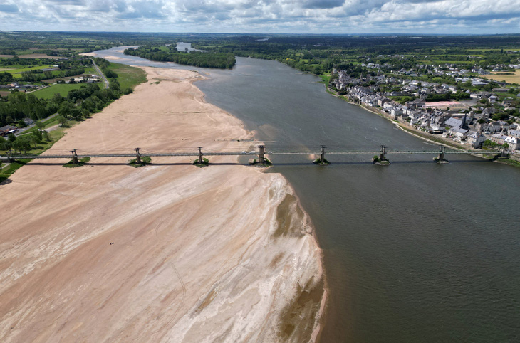 Bãi cạn lớn trên sông Loire, con sông dài nhất nước Pháp, nhìn từ một cây cầu ở xã Ingrandes hôm 4-5. Tháng trước, các nhà khí tượng học dự báo rằng mạch nước ngầm thấp sẽ khiến nước Pháp đối mặt với hạn hán mùa hè tồi tệ hơn năm ngoái - Ảnh - Reuters