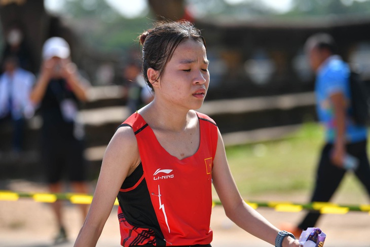 SEA Games 32: Lê Thị Tuyết đoạt huy chương bạc marathon - Ảnh 2. Lê Thị Tuyết tỏ ra khá thất vọng khi chỉ giành HCB. Dù cô đã rất nỗ lực trên đường chạy - Ảnh: NAM TRẦN