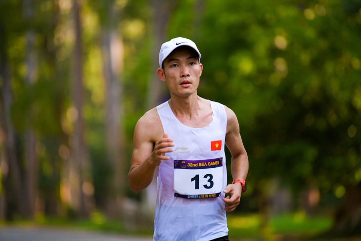 Cập nhật SEA Games 32: Marathon 'mở hàng', chờ đón 'ngày vàng' - Ảnh 3. Hoàng Nguyên Thanh đang bám đuổi tốp 3 VĐV nam dẫn đầu - Ảnh: NAM TRẦN
