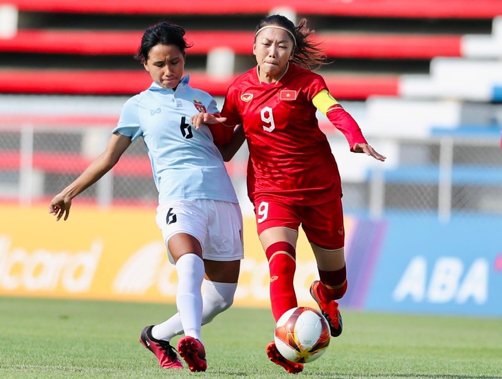 Tuyển nữ Việt Nam - Myanmar (hiệp 1): 0-0 - Ảnh 1. Huỳnh Như (phải) là ngôi sao sáng nhất của tuyển Việt Nam - Ảnh: N.K