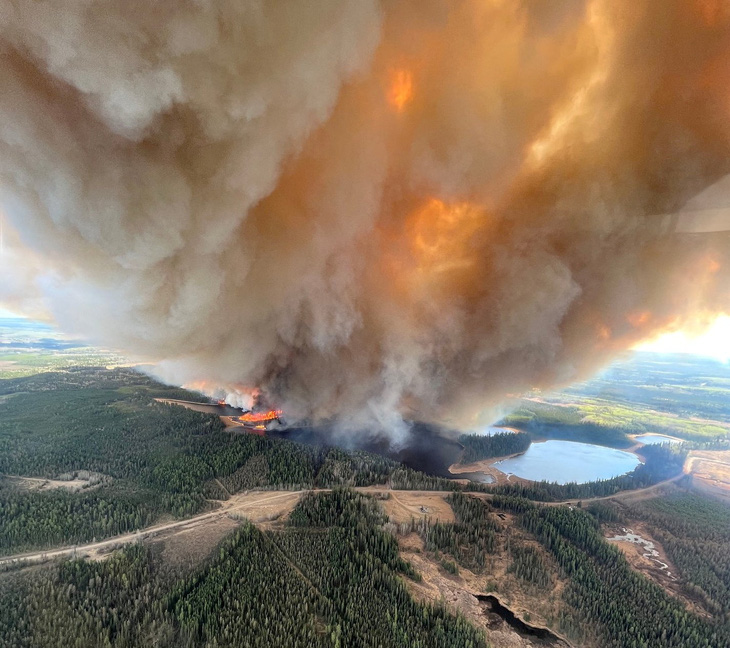 Hy hữu: 110 đám cháy rừng đồng loạt diễn ra tại một tỉnh ở Canada - Ảnh 1.